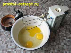 пиріг з куркою і грибами: збиваємо яйця