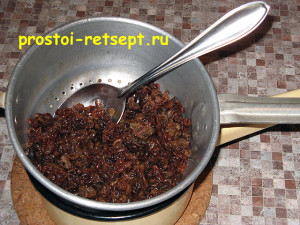 Сирна запіканка з родзинками: замочити родзинки