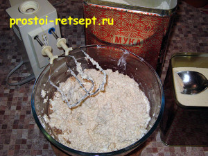 Сирна запіканка з родзинками: додати борошно і манку