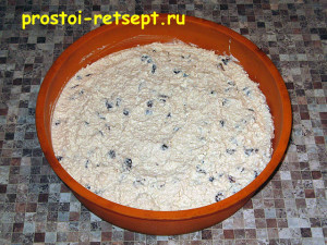 Сирна запіканка з родзинками: викласти масу у форму для випічки