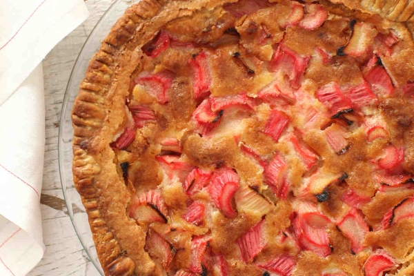 otkrytyj-pirog-s-revenem-recept-so-smetanoj1