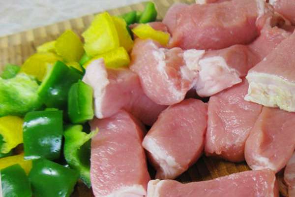 Нарізаємо м'ясо невеликими кубиками (так само будемо нарізати і овочі) Нарізаємо м'ясо невеликими кубиками (так само будемо нарізати і овочі)
