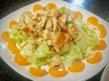 Незвичайний салат з млинцями і куркою