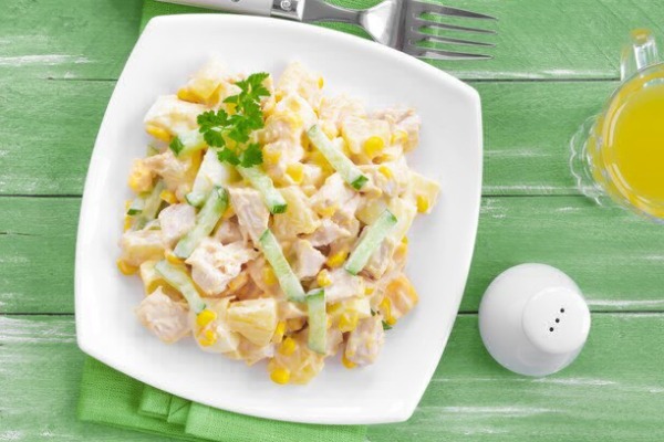 neobychnyj-salat-s-blinami-i-kuricej1