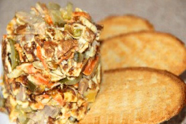 neobychnyj-salat-s-blinami-i-kuricej