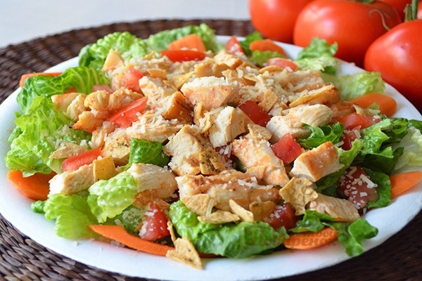 salat-cezar-s-pomidorami-cherri-i-kuricej1
