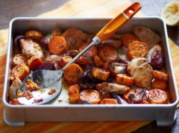 Куряча грудка запечена з овочами