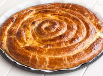 pirog-ulitka-s-vishnej-recept-na-kefire