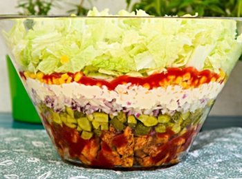 salat-cezar-s-zharenoj-kuricej-recept-sloyami