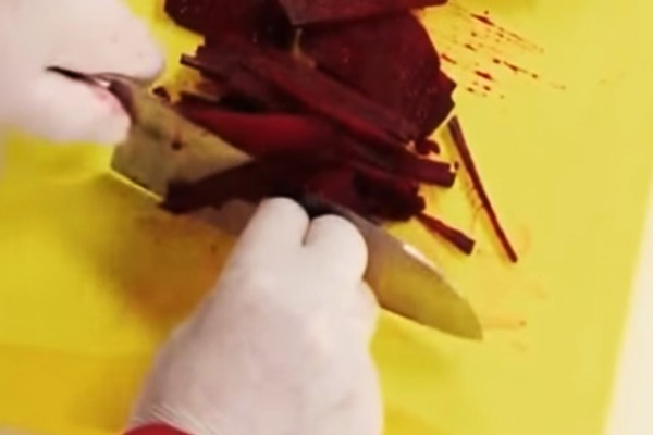 Як нарізати буряк соломками