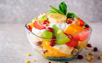 фруктовый салат с гранатом и йогуртом