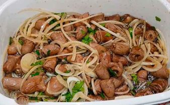 Мариновані курячі сердечка з цибулею