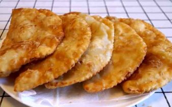 Чебуреки з куркою на сковороді