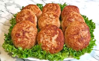 Котлети зі свинини та курки на сковороді