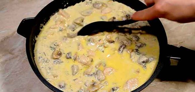 Курка з грибами в сметанному соусі на сковороді