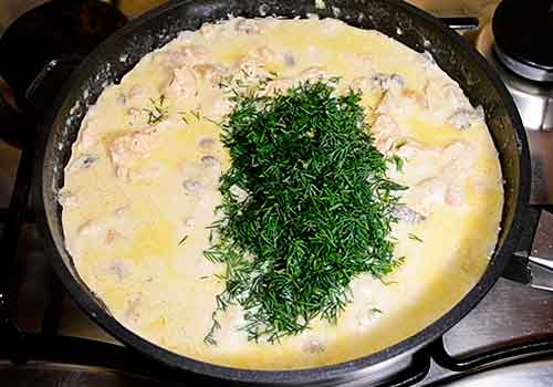 Курка з грибами в сметанному соусі на сковороді