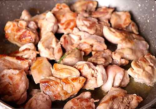 Курка з грибами в сметанному соусі на сковороді