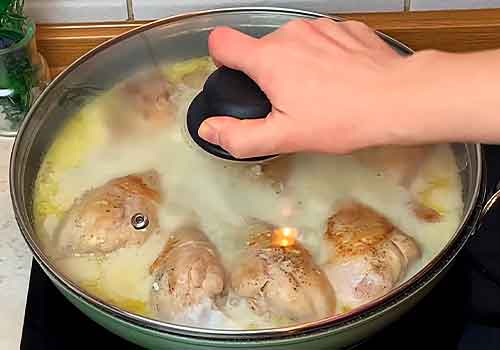 Курка з грибами в сметанному соусі на сковороді