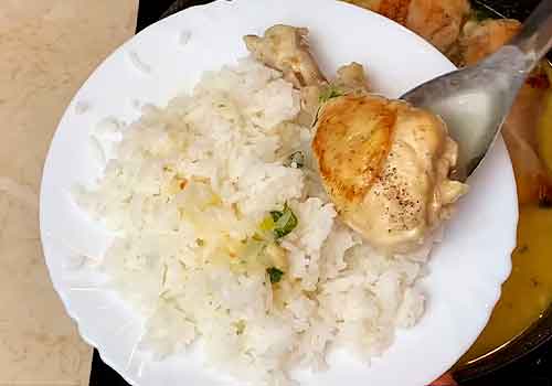 Курка з грибами в сметанному соусі на сковороді