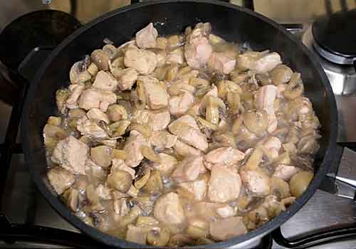 Курка з грибами в сметанному соусі на сковороді