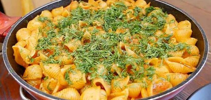 Макарони з куркою на сковороді