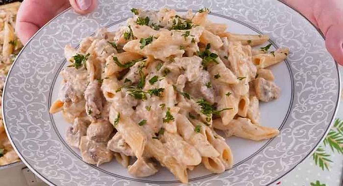 Макарони з куркою на сковороді