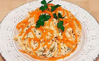 Салат із корейською морквою і куркою з огірками