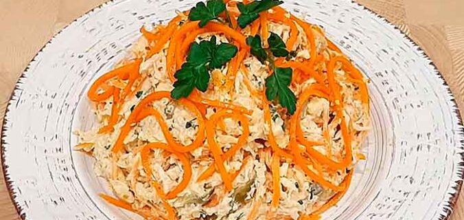 Салат із корейською морквою і куркою з огірками