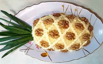 Салат з ананасом і куркою