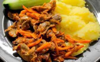 Курячі шлунки на сковороді з цибулею