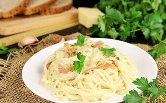 Паста карбонара з беконом і вершками