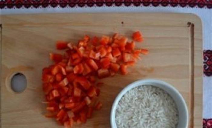 Рис і перець промийте окремо, у перцю видаліть насіння і наріжте кубиком дрібно Рис і перець промийте окремо, у перцю видаліть насіння і наріжте кубиком дрібно