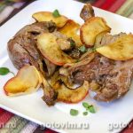 Качині ніжки з яблуками, цибулею та помідорами в духовці