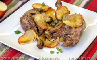Качині ніжки з яблуками, цибулею та помідорами в духовці