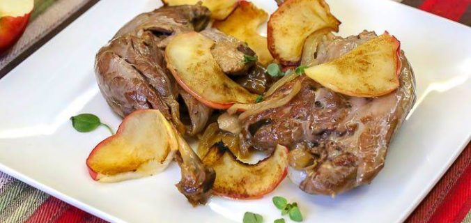 Качині ніжки з яблуками, цибулею та помідорами в духовці