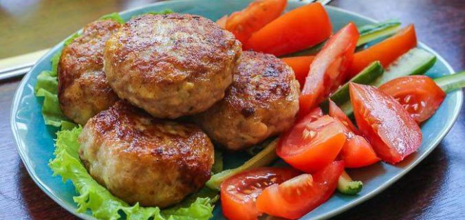 Котлети зі свинини та курки з сиром чанах