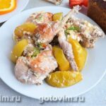 Кролик, запечений із яблуками в сметані
