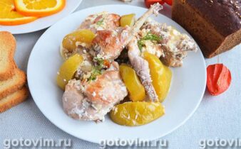 Кролик, запечений із яблуками в сметані