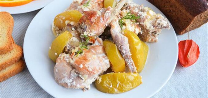 Кролик, запечений із яблуками в сметані