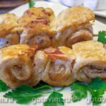 Курячі рулетики з беконом на сковороді
