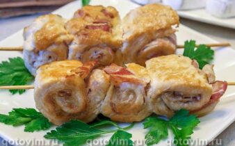 Курячі рулетики з беконом на сковороді