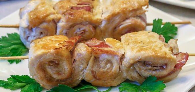 Курячі рулетики з беконом на сковороді