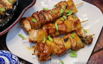 Курячі шашлички з ананасами на шпажках