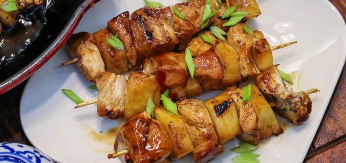 Курячі шашлички з ананасами на шпажках