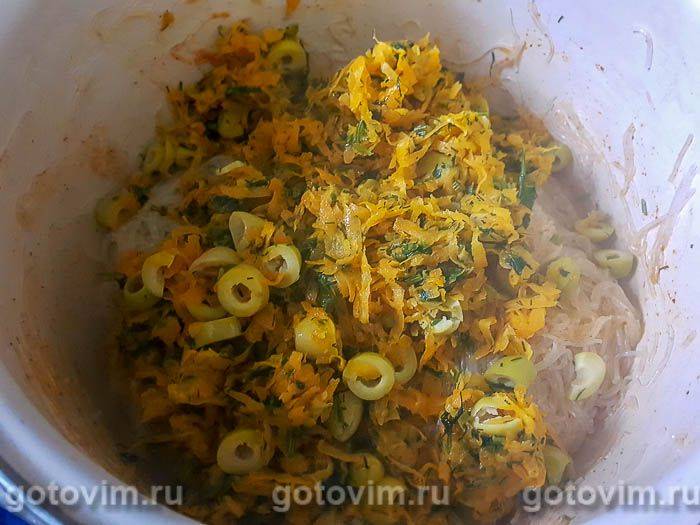 Курка, фарширована рисовою локшиною, морквою та оливками, Крок 06