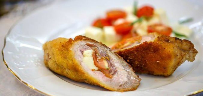М’ясні рулетики в паніровці з моцарелою та помідорами