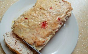 М’ясний хліб із курячого філе зі шматочками пасати з помідорів