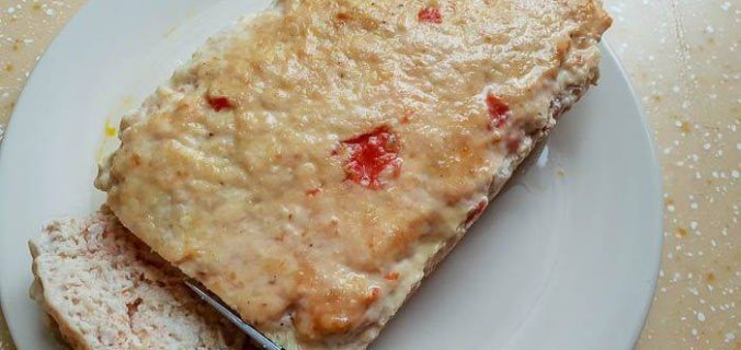 М’ясний хліб із курячого філе зі шматочками пасати з помідорів