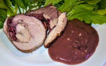 М’ясний рулет зі свинини з куркою та вишнею