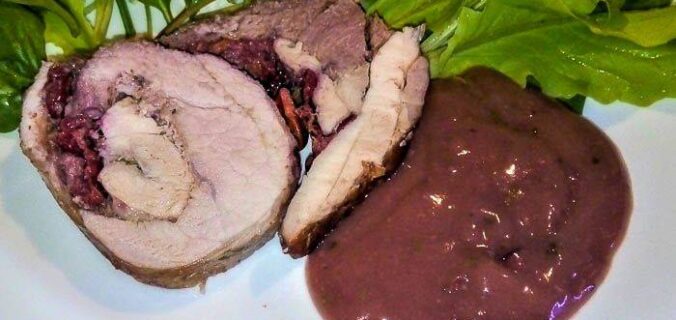 М’ясний рулет зі свинини з куркою та вишнею
